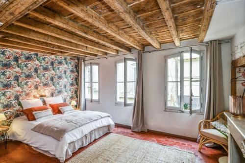 - une chambre avec un grand lit et quelques fenêtres dans l'établissement Appartement Gorra - Welkeys, à Avignon