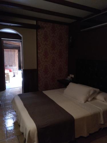Ένα ή περισσότερα κρεβάτια σε δωμάτιο στο Hostal Medievo