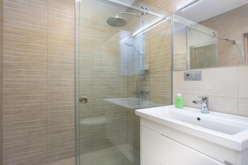 Bilik mandi di Apart-hotel on Koghbatsi 16