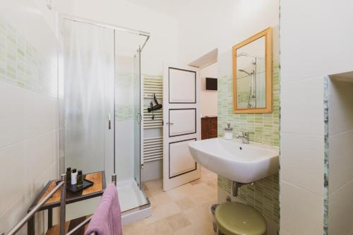 een badkamer met een wastafel en een douche bij Biancolino in Tricase