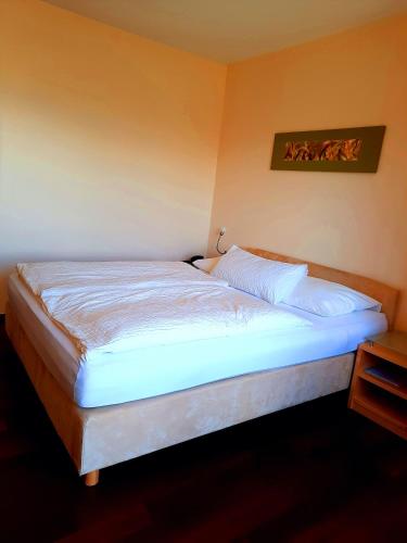 a large bed in a room with at Das smarte Hotel garni in Höchst