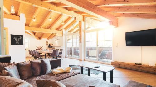Televízia a/alebo spoločenská miestnosť v ubytovaní Alpen Loft
