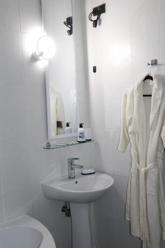 Bilik mandi di Bogdanov Yar Hotel