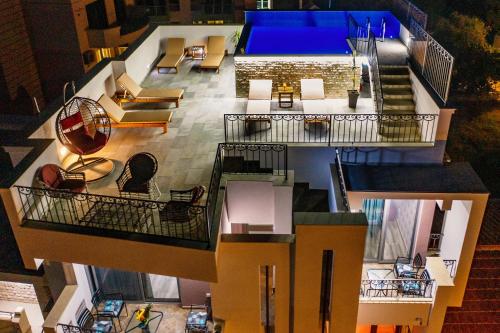 een luchtzicht op een gebouw met een zwembad bij De Lux Apartments Luka in Bar