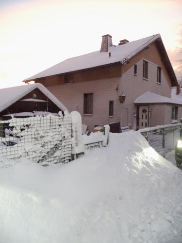 una pila de nieve delante de una casa en Pusteblume en Hain