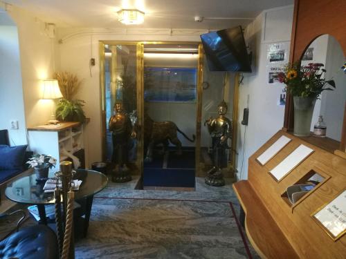 ストックホルムにあるStockholm Classic Budget Hotellのガラスドアに犬がいるリビングルーム