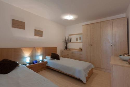 Un pat sau paturi într-o cameră la Etara 2 - Homely 1 Bed Apartment