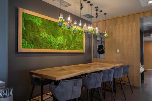 a dining room with a large green wall at Ibis Hotel Plzeň in Plzeň