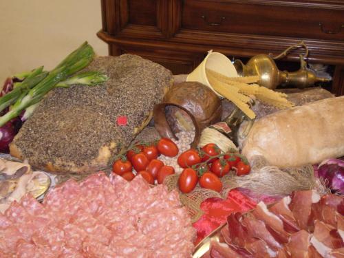 un montón de diferentes tipos de carne y hortalizas en Nido Del Merlo, en Santomato 