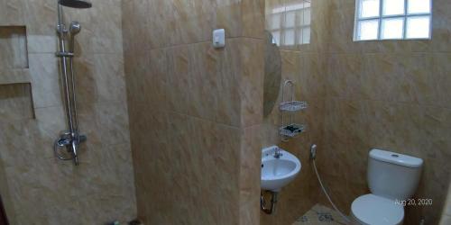 Kylpyhuone majoituspaikassa Rumah Kina Putih