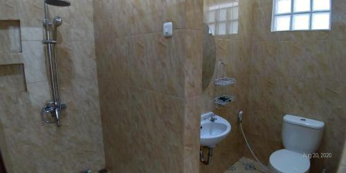 Bilik mandi di Rumah Kina Putih