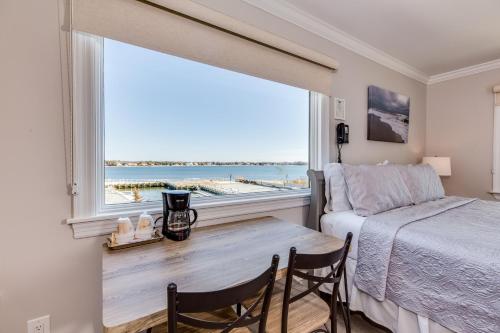 Ένα ή περισσότερα κρεβάτια σε δωμάτιο στο Colonial Shores Resort