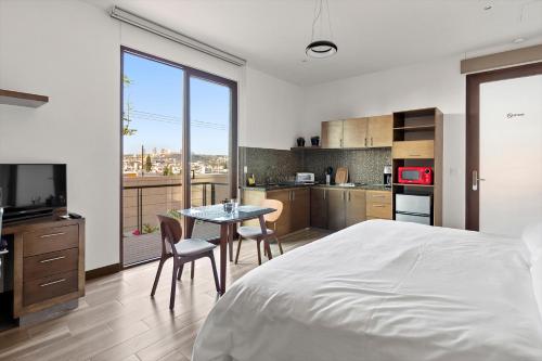 a bedroom with a bed and a table with chairs at Suite Loft Moderno Ubicación Inmejorable 104A in Querétaro