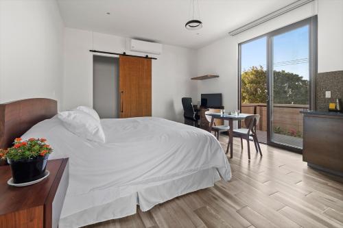 a bedroom with a bed and a desk and a table at Suite Loft Moderno Ubicación Inmejorable 104A in Querétaro