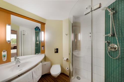 Bathroom sa Ibis Hotel Plzeň