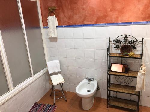 Casa rural Pérez Martín في Sancti Spíritus: حمام مع مرحاض ومغسلة