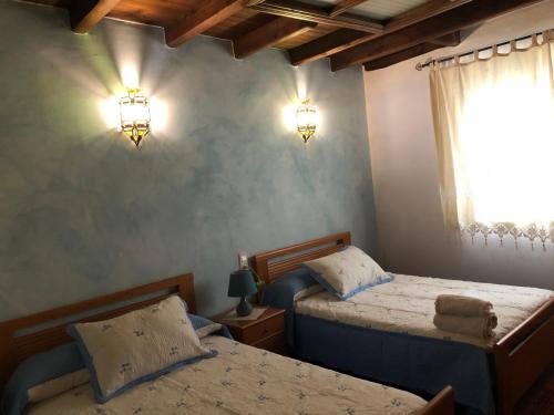 Llit o llits en una habitació de Casa rural Pérez Martín
