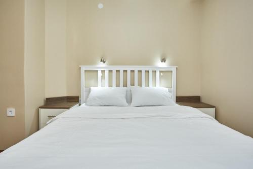 Una cama o camas en una habitación de AquaLux