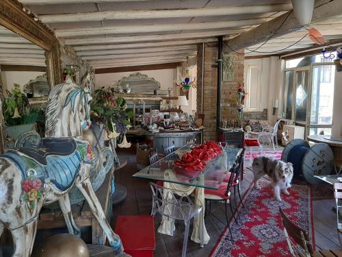 una sala de estar con una mesa y una estatua de un caballo en La baia dei lupi, en Rezzano