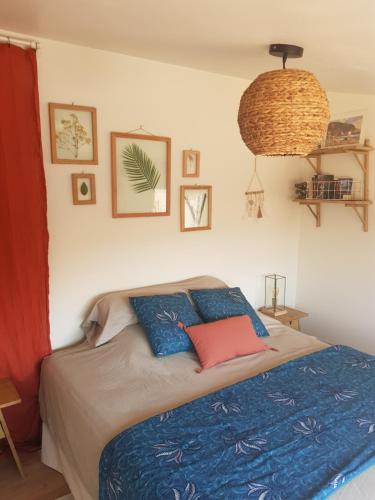 1 dormitorio con 1 cama con 2 almohadas en Beau duplex avec terrasse - Centre historique, en Aix-en-Provence