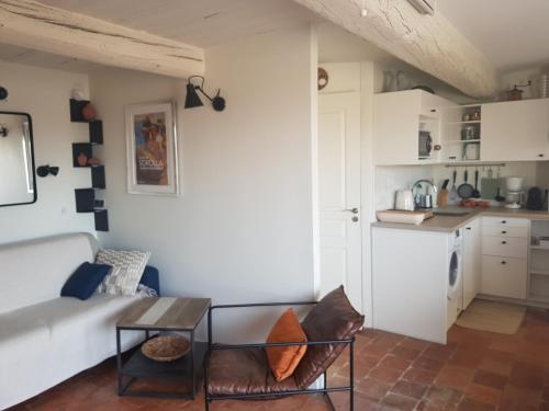 un salon avec un canapé et une table dans l'établissement Beau duplex avec terrasse - Centre historique, à Aix-en-Provence