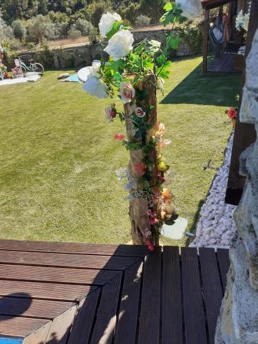 a pole with flowers on the side of a yard at Casa do Trapo in Abrantes