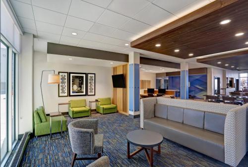 Area soggiorno di Holiday Inn Express & Suites - Lenexa - Overland Park Area by IHG