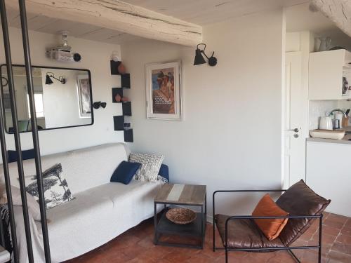 un salon avec un canapé blanc et une table dans l'établissement Beau duplex avec terrasse - Centre historique, à Aix-en-Provence