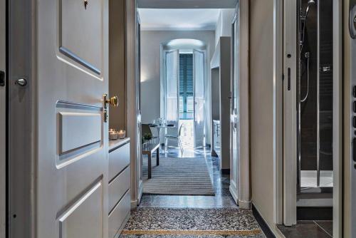 un couloir avec une porte menant à une chambre dans l'établissement Via Roma Luxury Apartment by Wonderful Italy, à Gênes