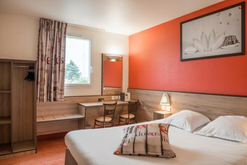 een hotelkamer met een bed en een bureau bij Ace Hotel Roanne in Mably