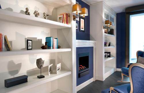 سي هوتيلز كلوب في فلورنسا: غرفة معيشة بها موقد والجدران الزرقاء