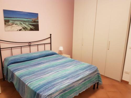 um quarto com uma cama e um quadro na parede em Trilocale Maestrale em Favignana