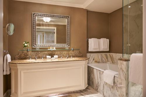 Um banheiro em InterContinental Dublin by IHG