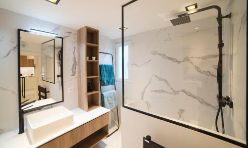 een badkamer met een wastafel en een douche bij Appartement COSY Hypercentre in Straatsburg