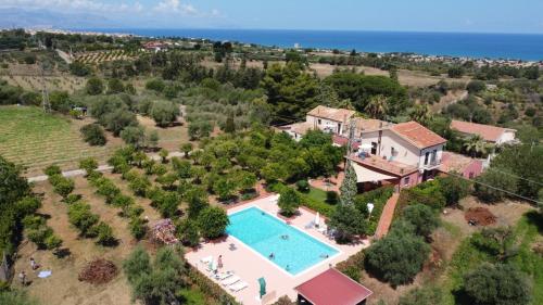 - une vue aérienne sur une villa avec une piscine dans l'établissement Il Casale il Sole e la Margherita, à Campofelice di Roccella