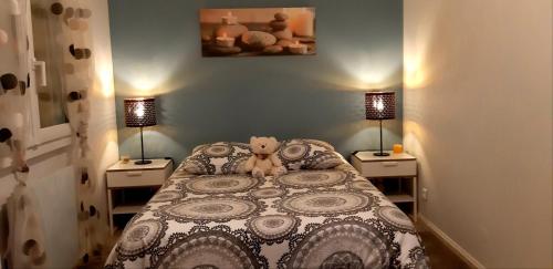 um quarto com uma cama com um urso de peluche em Ma maison fleurie proche aéroport, Groupama Stadium,Eurexpo em Janneyrias