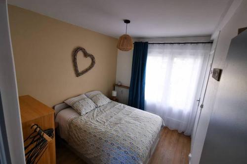 Habitación pequeña con cama y ventana en Le Smile en Calais