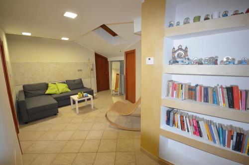 a living room with a couch and books at B&B Portanova in Salerno