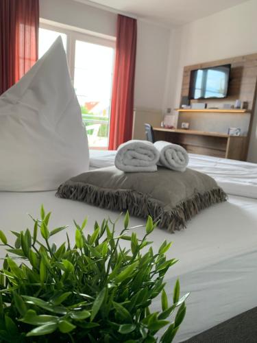 Un pat sau paturi într-o cameră la Residenz Hotel Giessen