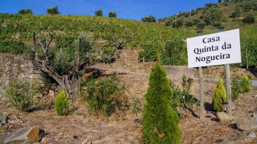 una señal en medio de un viñedo en Casa Quinta Da Nogueira, en Pinhão