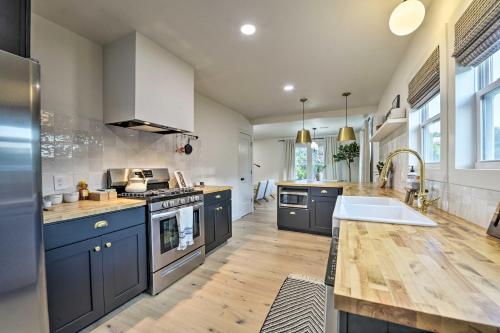 Modern Charm Home Less Than 3 Miles to Magnolia Market!