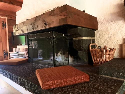 ein Wohnzimmer mit einem Steinkamin und einer Bank in der Unterkunft Müllerhus in Kandersteg