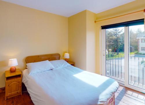 una camera con un letto e una grande finestra di Seacliff Holiday Homes a Dunmore East