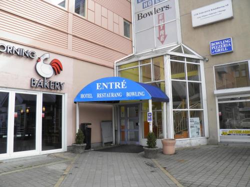 una tienda frente a un edificio con toldo azul en Euroway Hotel, en Gotemburgo