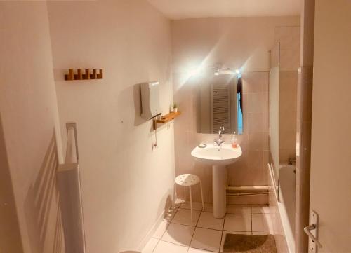 een witte badkamer met een wastafel en een douche bij Sun7 view Montpellier, Piscine, Parking GRATUIT in Grabels