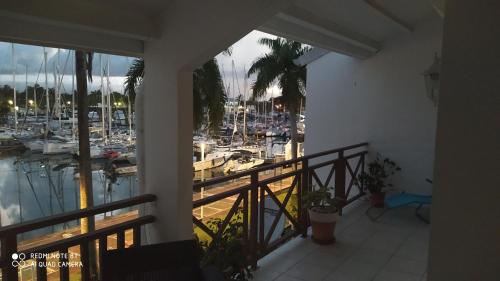 balcone con vista su un porto turistico con barche di Appartement marina a Le Gosier