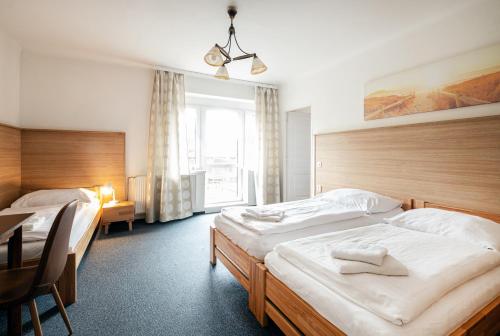 Кровать или кровати в номере Hotel U Císaře