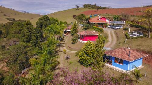 an overhead view of a house with a road leading to it at Pousada Sonho Meu in Itanhandu