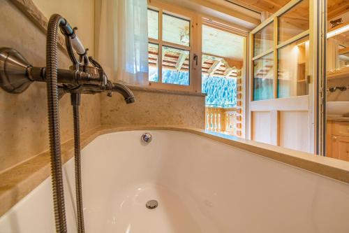 Ένα μπάνιο στο Chalet Berghaus Manuaf
