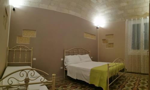 a bedroom with a bed and a window at Cuore di Conchiglia in Custonaci
